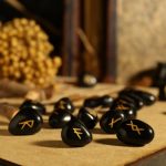 Pierres en bois gravées de runes nordiques, disposées sur une table en bois.